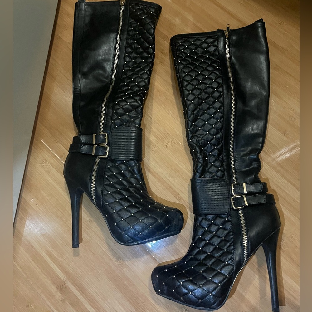 NEW Women’s Black‎ and gold Heeled Boots